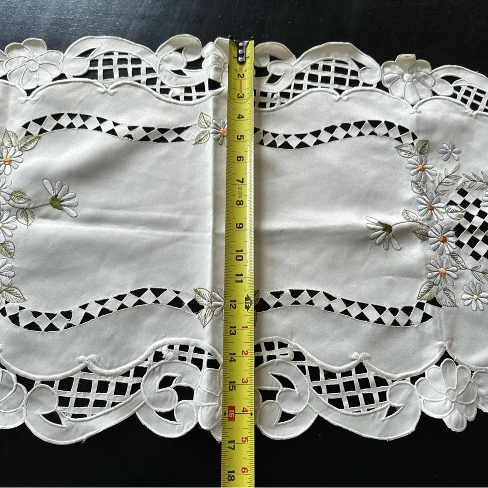 Vintage Embroidered Daisy Table Runner Dresser Scarf Scalloped Rounded Edges‎